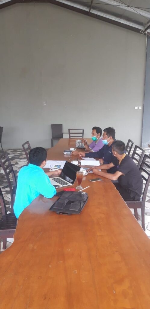 Konsultan lingkungan sedang menyusun dokumen UKL UPL sebagai persyaratan persetujuan lingkungan.